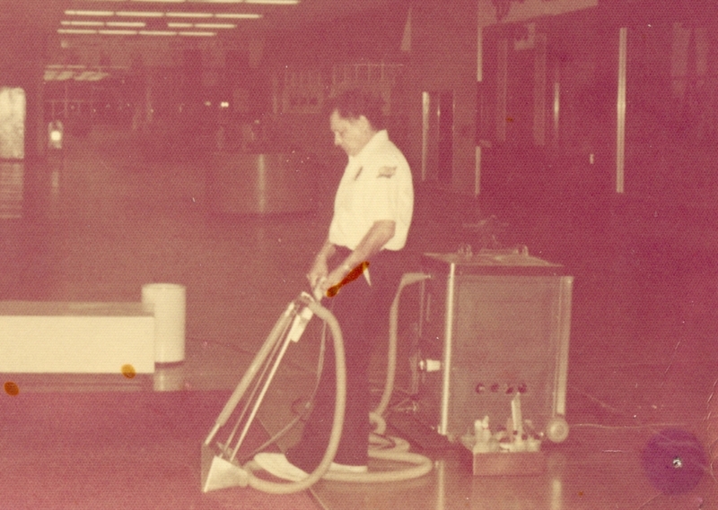 Dad%20cleaning%20White%20Lakes%20with%20Steam%20Genie%20Maxie%20Portable_zpsti8t0mgo.jpg
