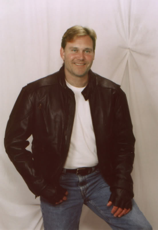 Ken__Standing_Leather_Jacket_Gloves.jpg